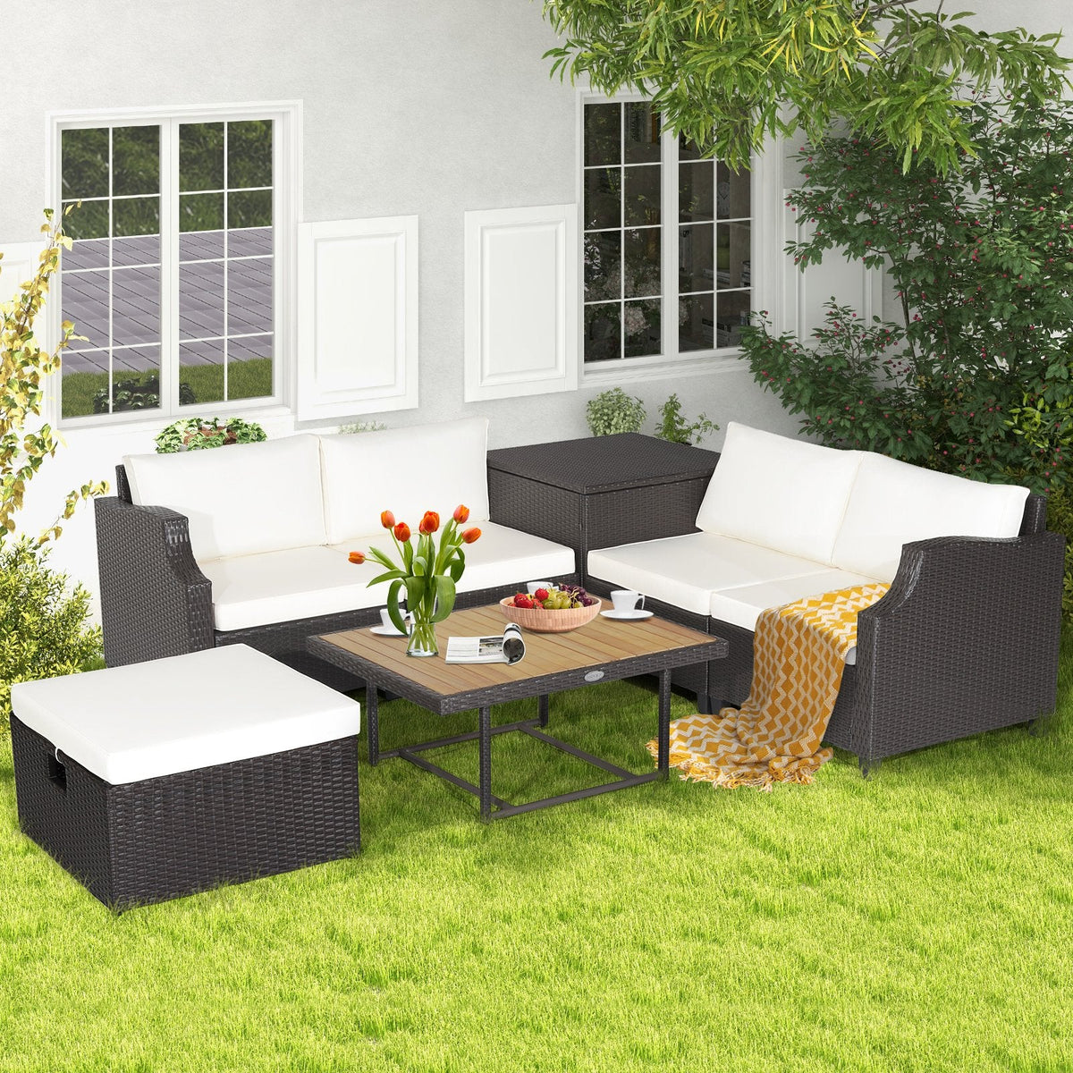 Salon de jardin en résine tressée 7 pièces avec pouf coffre de rangement de 50 gallons et table relevable en acacia à deux hauteurs, crème