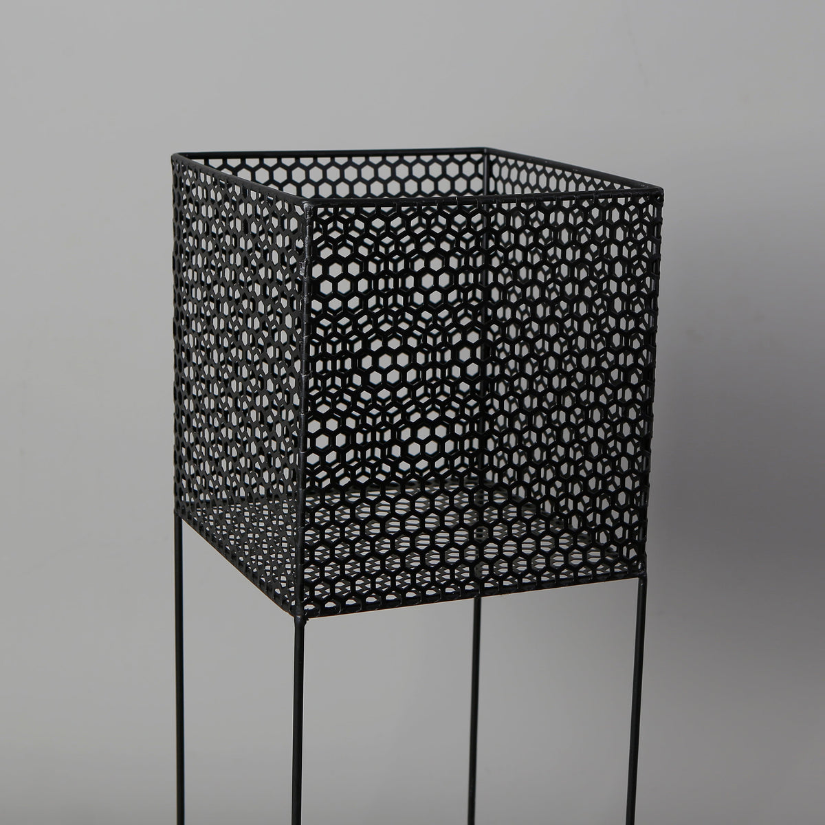 Salma Black Raised Metal Pot Planter 2.3’