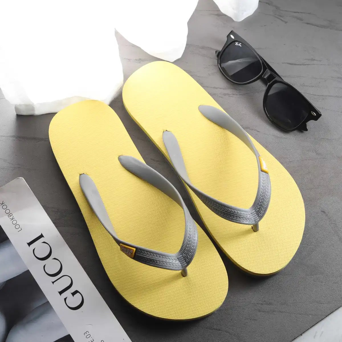 2024 transfrontalier une livraison gratuite sandales d'été homme couleur bonbon tongs décontractées de plage antidérapantes