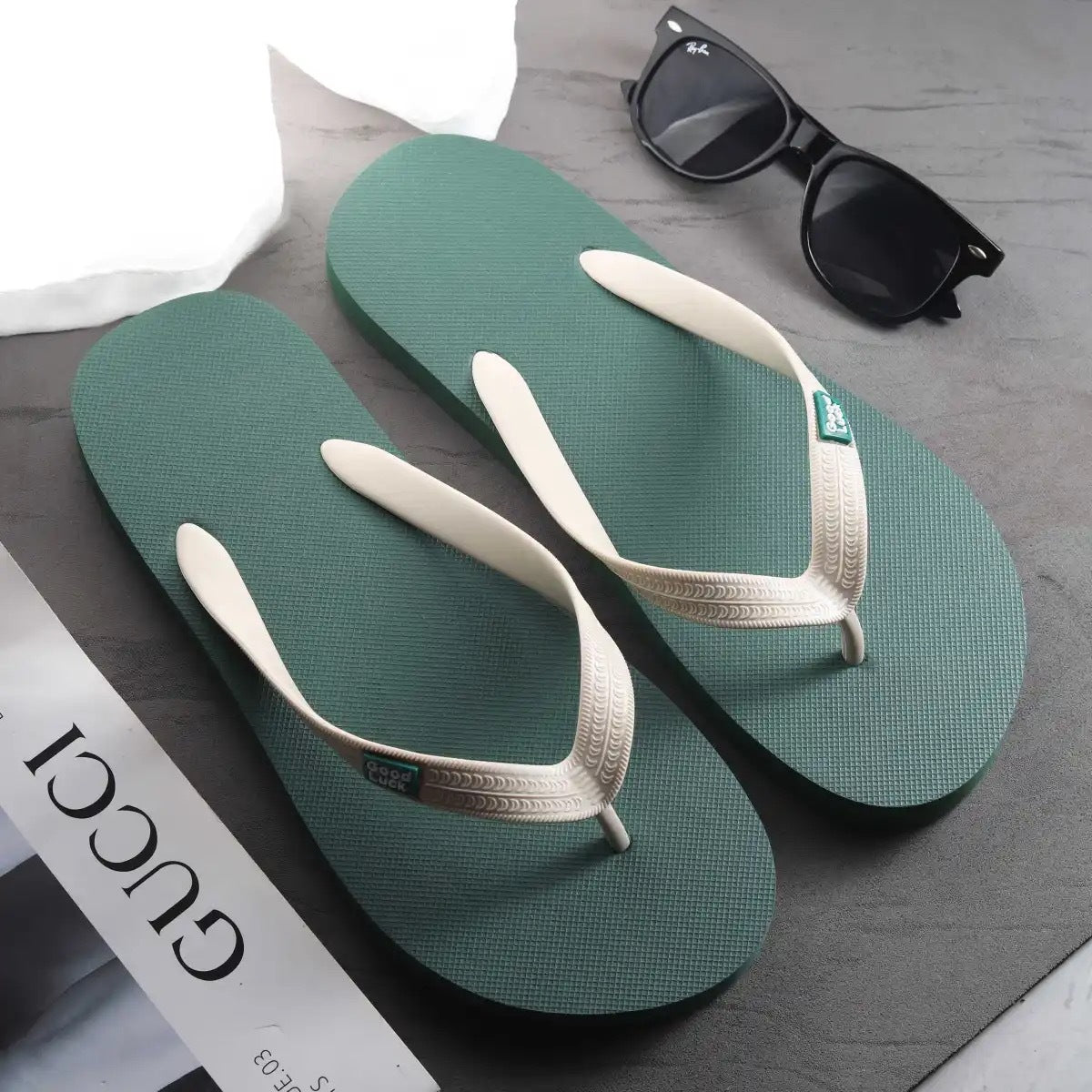 2024 transfrontalier une livraison gratuite sandales d'été homme couleur bonbon tongs décontractées de plage antidérapantes