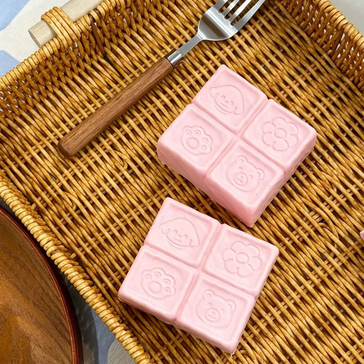 Lindo juguete antiestrés de cuatro cuadrículas con diseño de dibujos animados, barra de chocolate rosa suave, juguete sensorial de apretar con forma de perro, oso, flor y huella, juguete de levantamiento lento para aliviar el estrés, regalo para niños