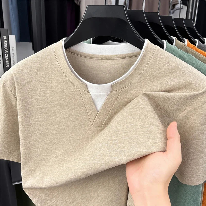T-shirt col V homme avec faux détail deux pièces en tissu doux et élastique pour un usage quotidien et décontracté