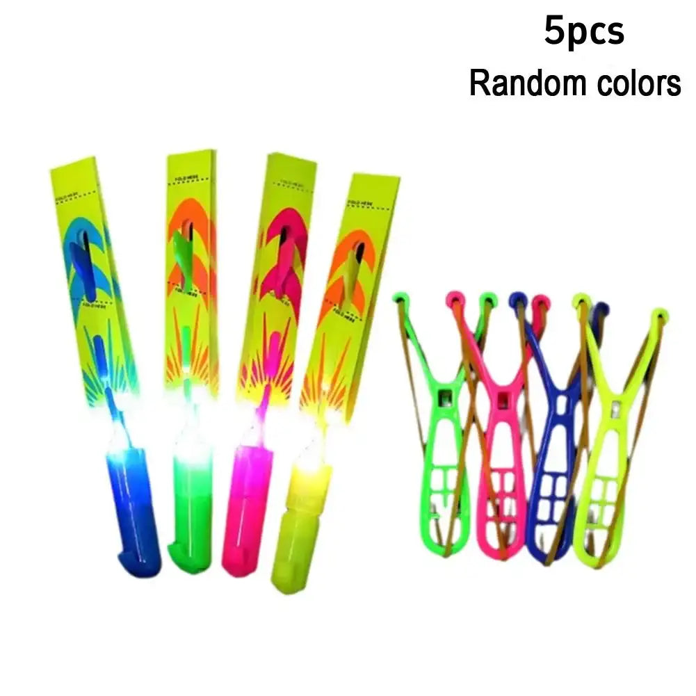 5 piezas de helicópteros voladores con luz LED tipo resortera, juguetes de cohete con flecha luminosa, recuerdos para fiestas al aire libre, helicópteros que brillan en la oscuridad para niños