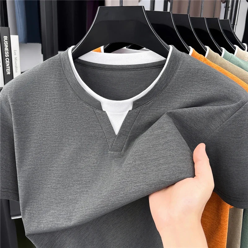 T-shirt col V homme avec faux détail deux pièces en tissu doux et élastique pour un usage quotidien et décontracté