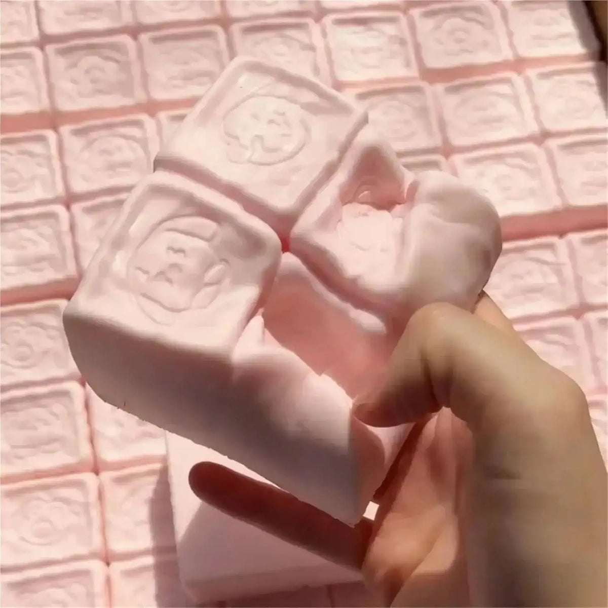 Lindo juguete antiestrés de cuatro cuadrículas con diseño de dibujos animados, barra de chocolate rosa suave, juguete sensorial de apretar con forma de perro, oso, flor y huella, juguete de levantamiento lento para aliviar el estrés, regalo para niños