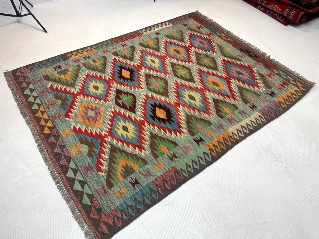 Kilim afgano de Maimana — Rombos dentados en salvia y rubí | 5' × 6'7"