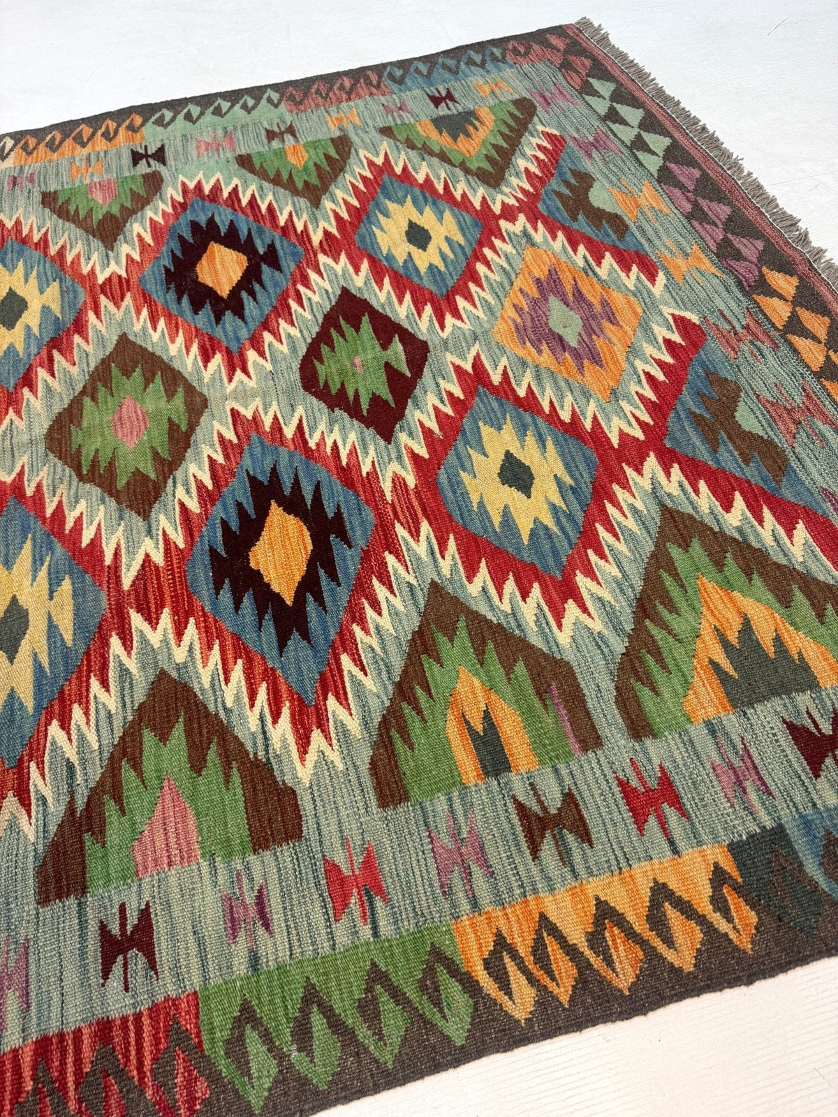 Kilim afgano de Maimana — Rombos dentados en salvia y rubí | 5' × 6'7"