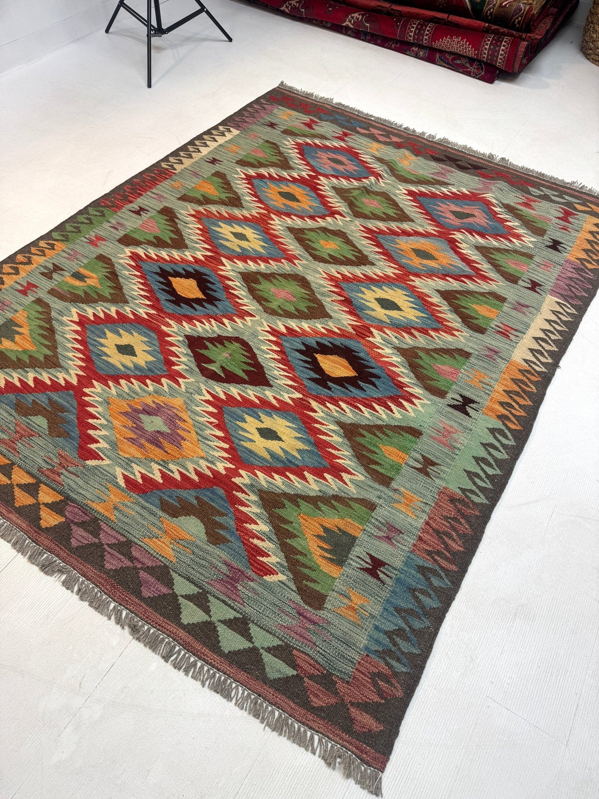 Kilim afgano de Maimana — Rombos dentados en salvia y rubí | 5' × 6'7"
