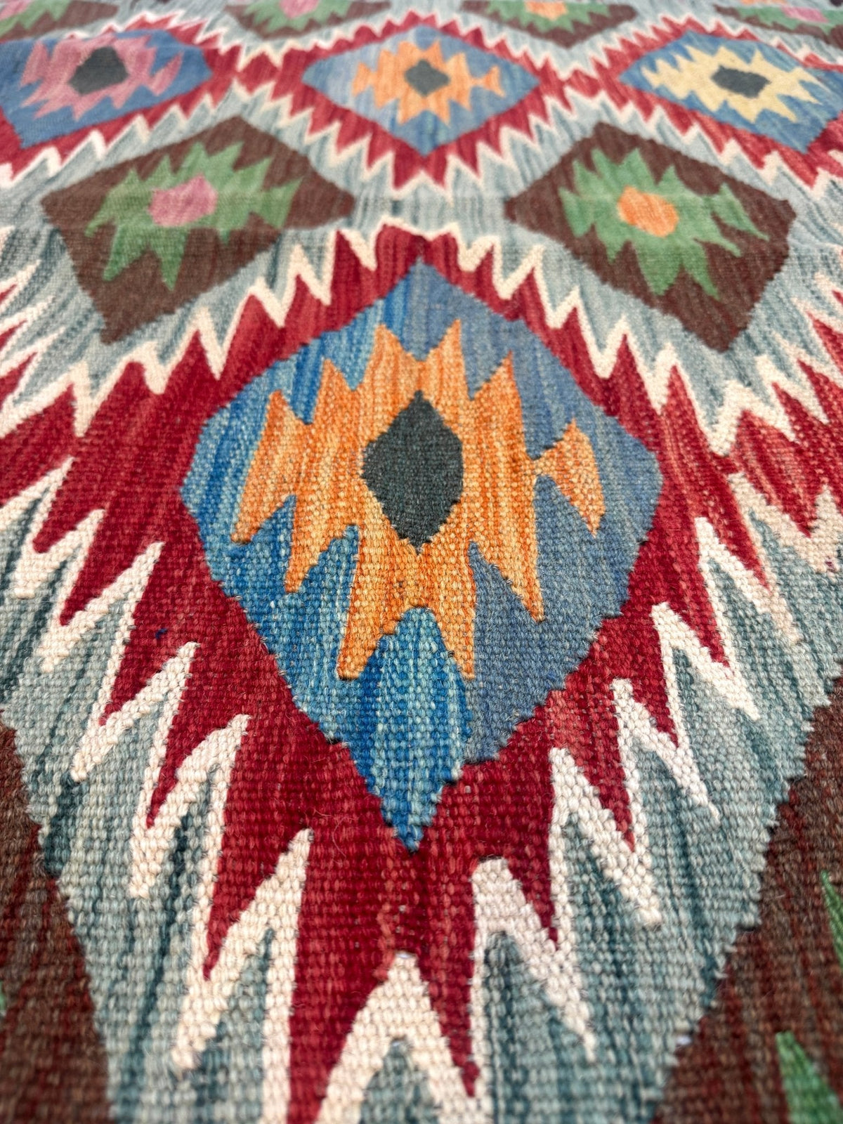 Kilim afgano de Maimana — Rombos dentados en salvia y rubí | 5' × 6'7"