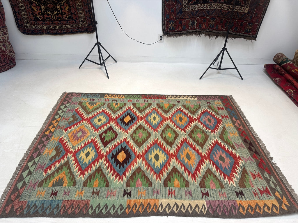 Kilim afgano de Maimana — Rombos dentados en salvia y rubí | 5' × 6'7"