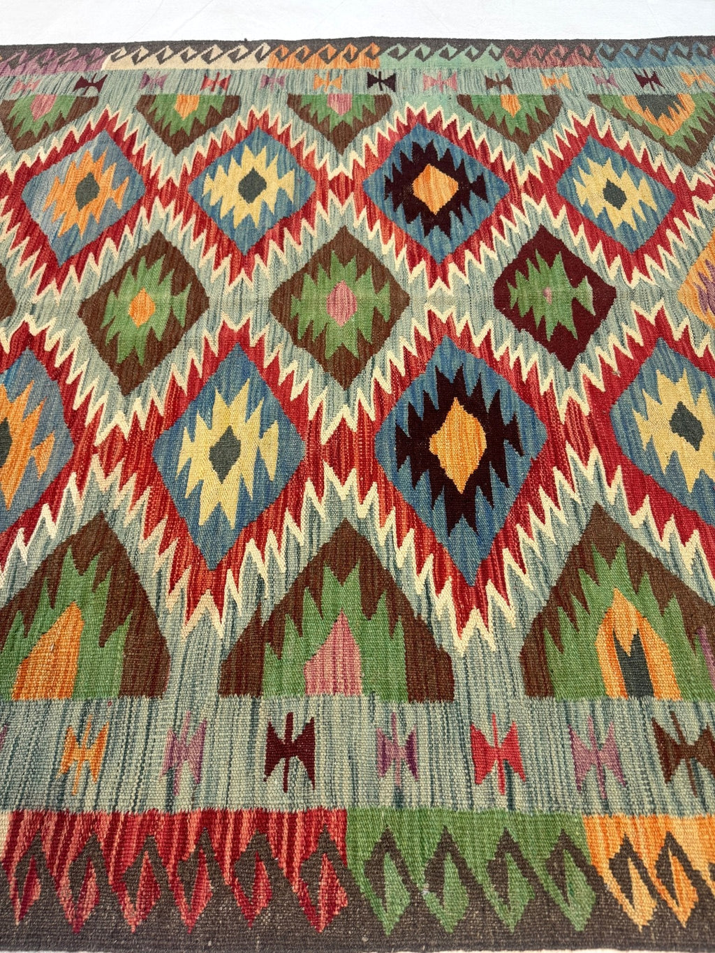 Kilim afgano de Maimana — Rombos dentados en salvia y rubí | 5' × 6'7"