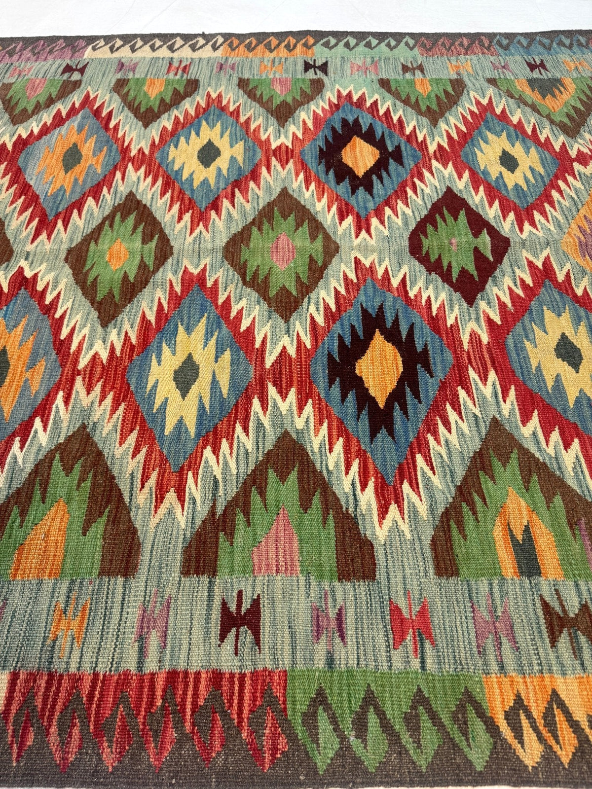 Kilim afgano de Maimana — Rombos dentados en salvia y rubí | 5' × 6'7"
