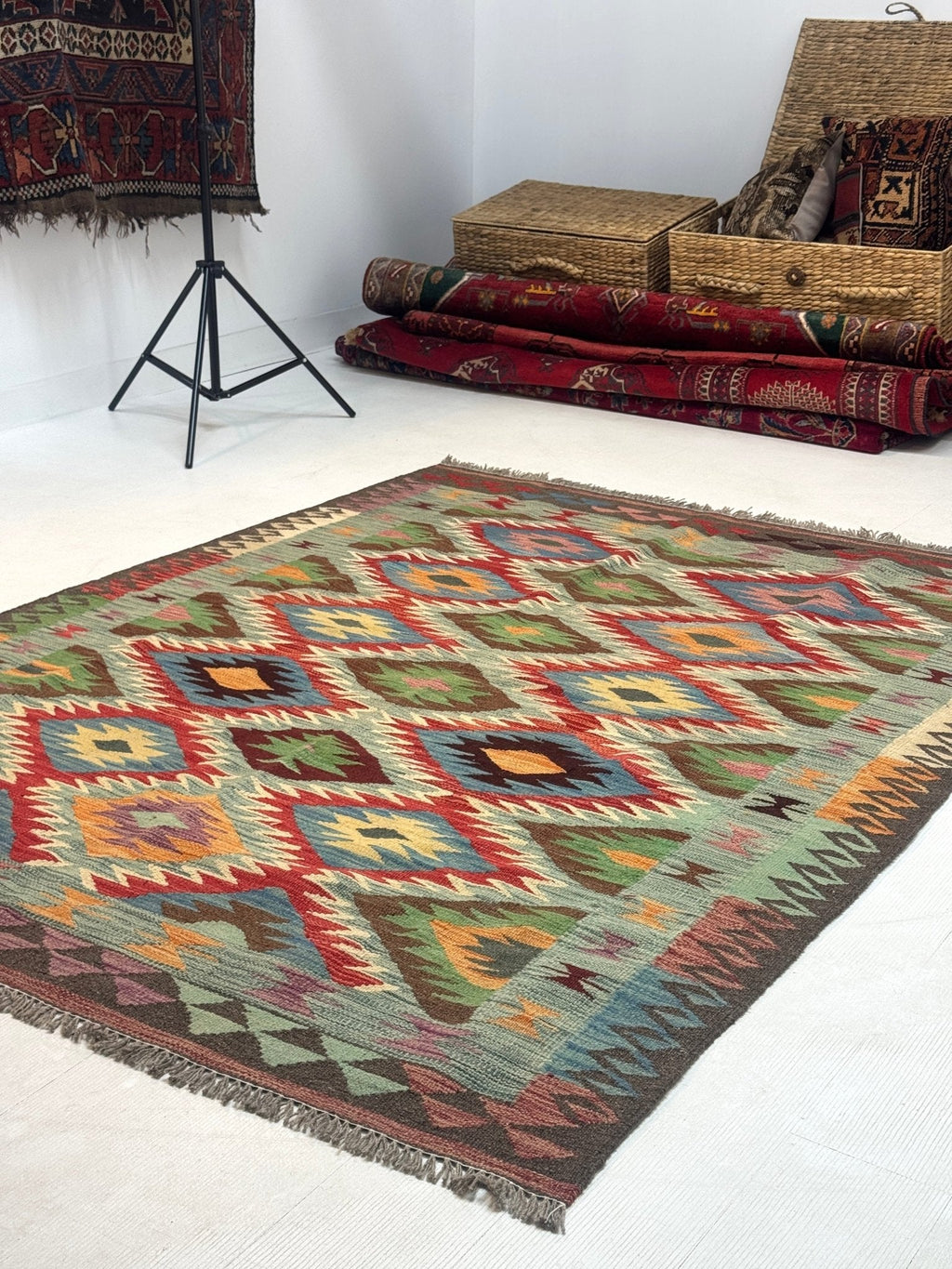 Kilim afgano de Maimana — Rombos dentados en salvia y rubí | 5' × 6'7"