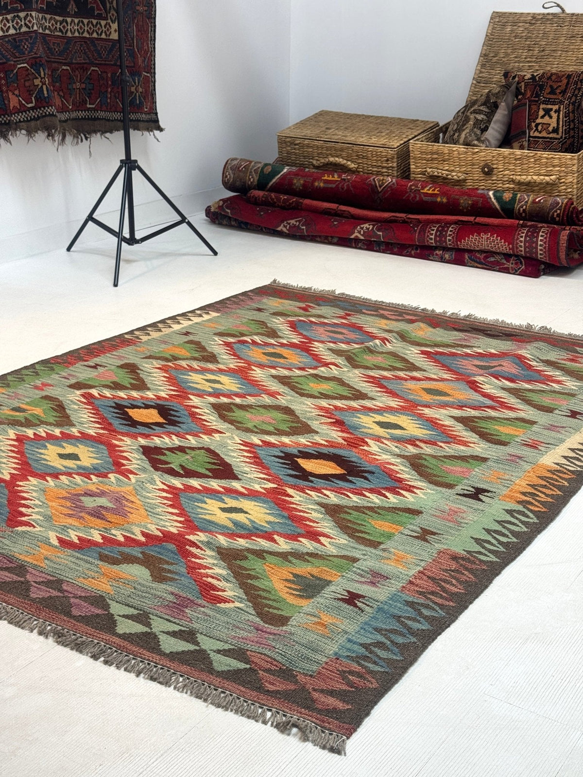 Kilim afgano de Maimana — Rombos dentados en salvia y rubí | 5' × 6'7"