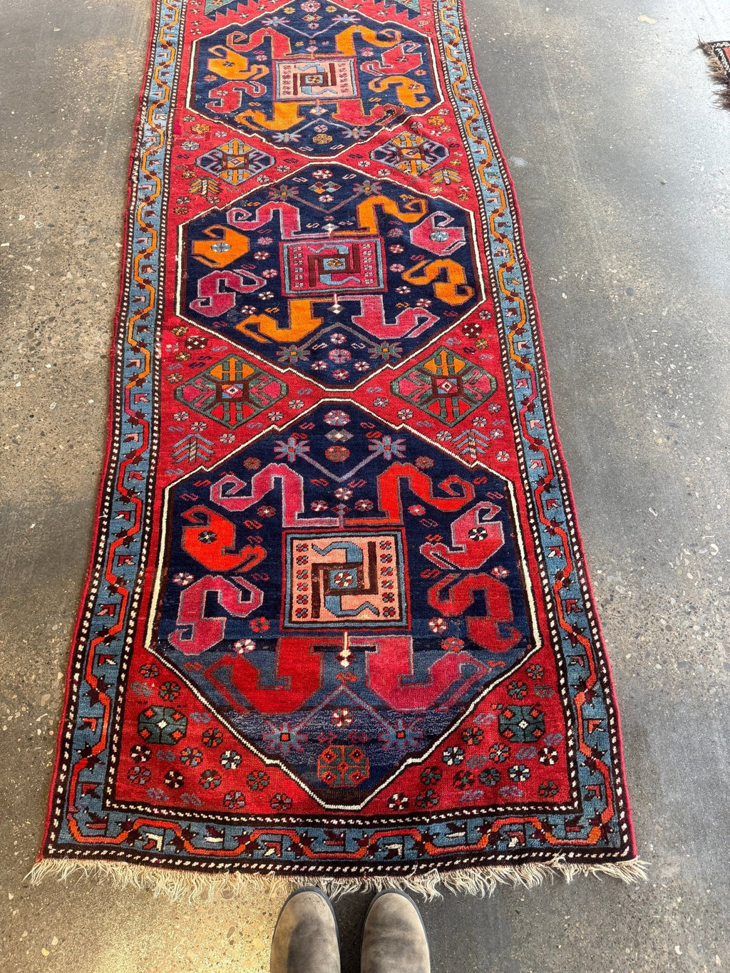 Antiker Karabach-Läufer — Safran- & Rubinrote Wolkenbänder | 3'4" × 9'