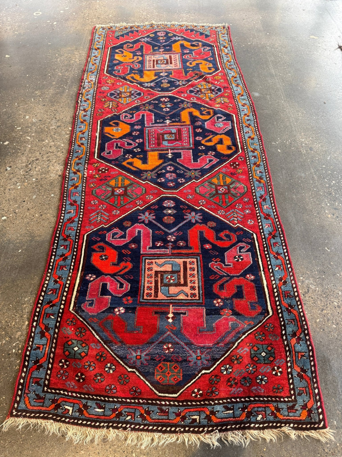 Antiker Karabach-Läufer — Safran- & Rubinrote Wolkenbänder | 3'4" × 9'