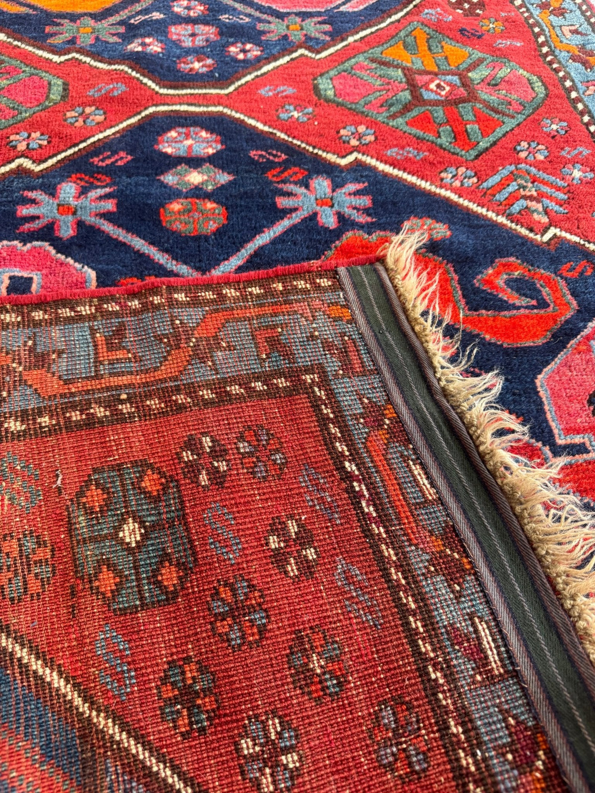 Antiker Karabach-Läufer — Safran- & Rubinrote Wolkenbänder | 3'4" × 9'