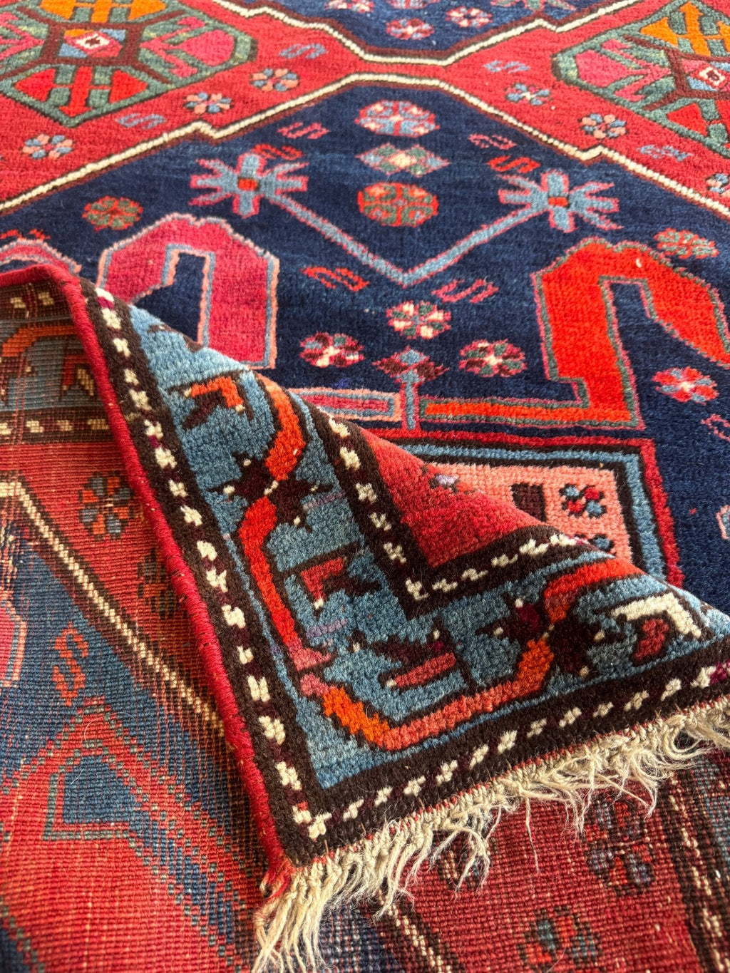 Antiker Karabach-Läufer — Safran- & Rubinrote Wolkenbänder | 3'4" × 9'