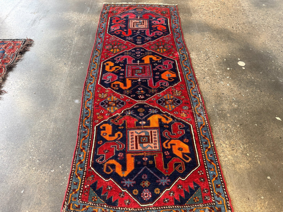 Antiker Karabach-Läufer — Safran- & Rubinrote Wolkenbänder | 3'4" × 9'