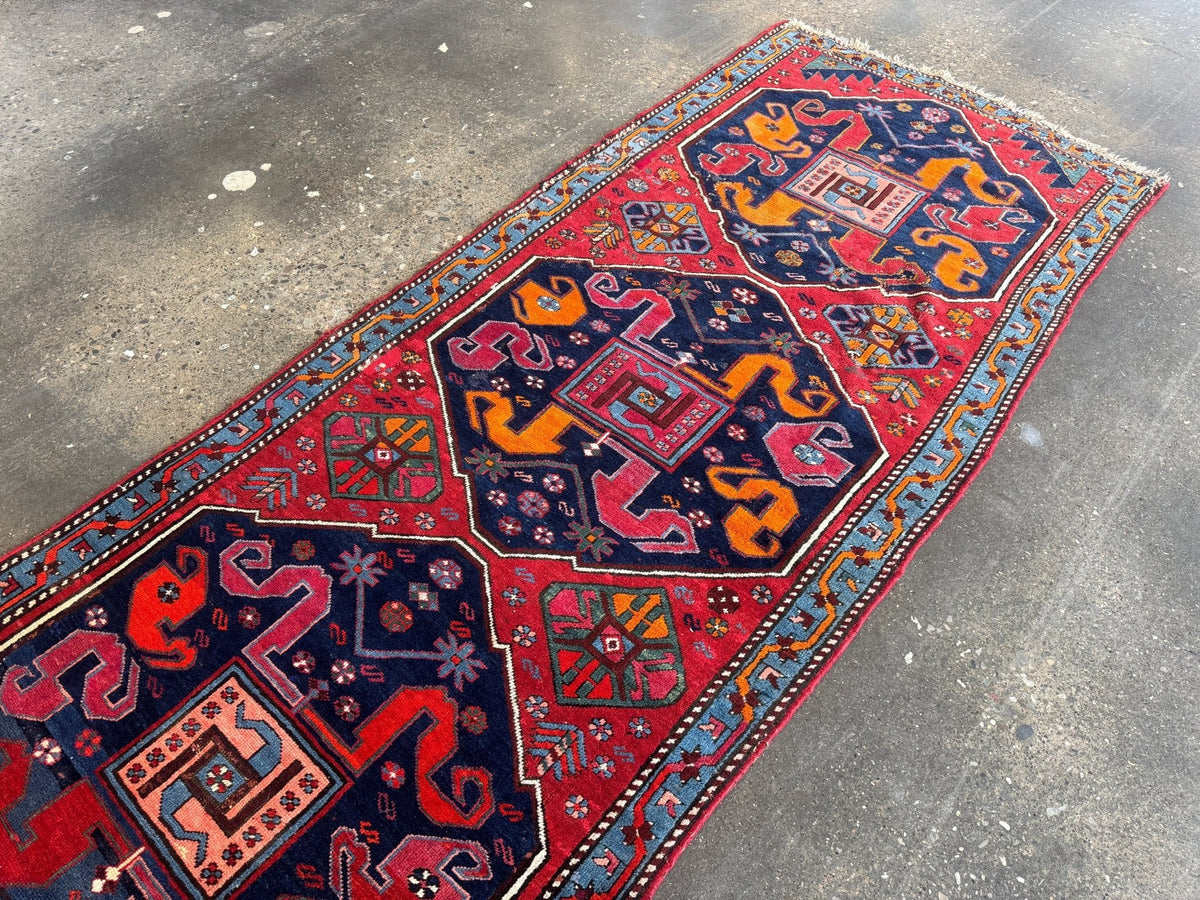 Antiker Karabach-Läufer — Safran- & Rubinrote Wolkenbänder | 3'4" × 9'