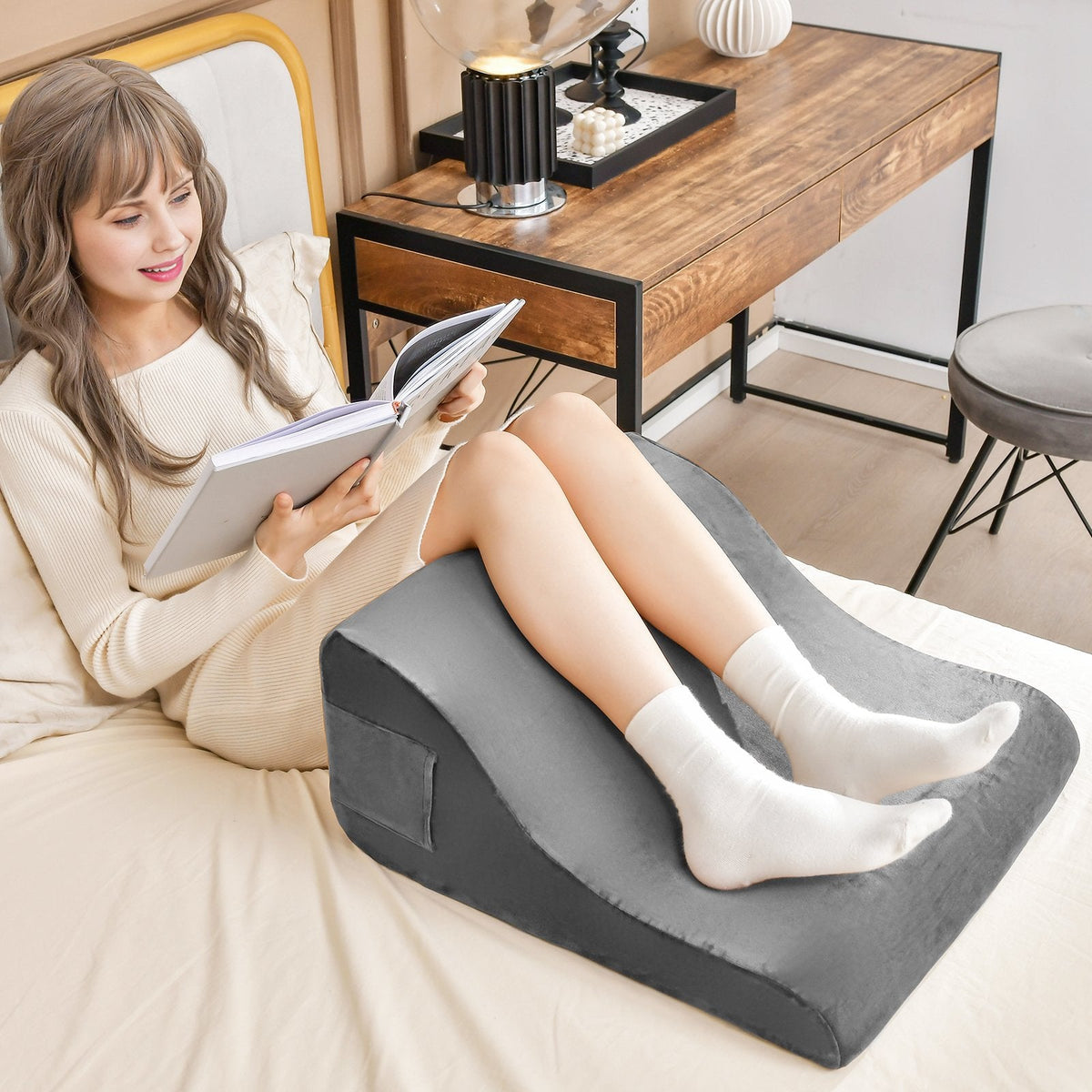 Keil-Bettkissen mit Tablet-Halterung und Seitentaschen – Grau