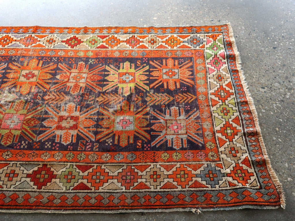 Tapis de couloir ancien caucasien Kazak — Rosaces soleil couleur potiron | 3'11" × 8'10"