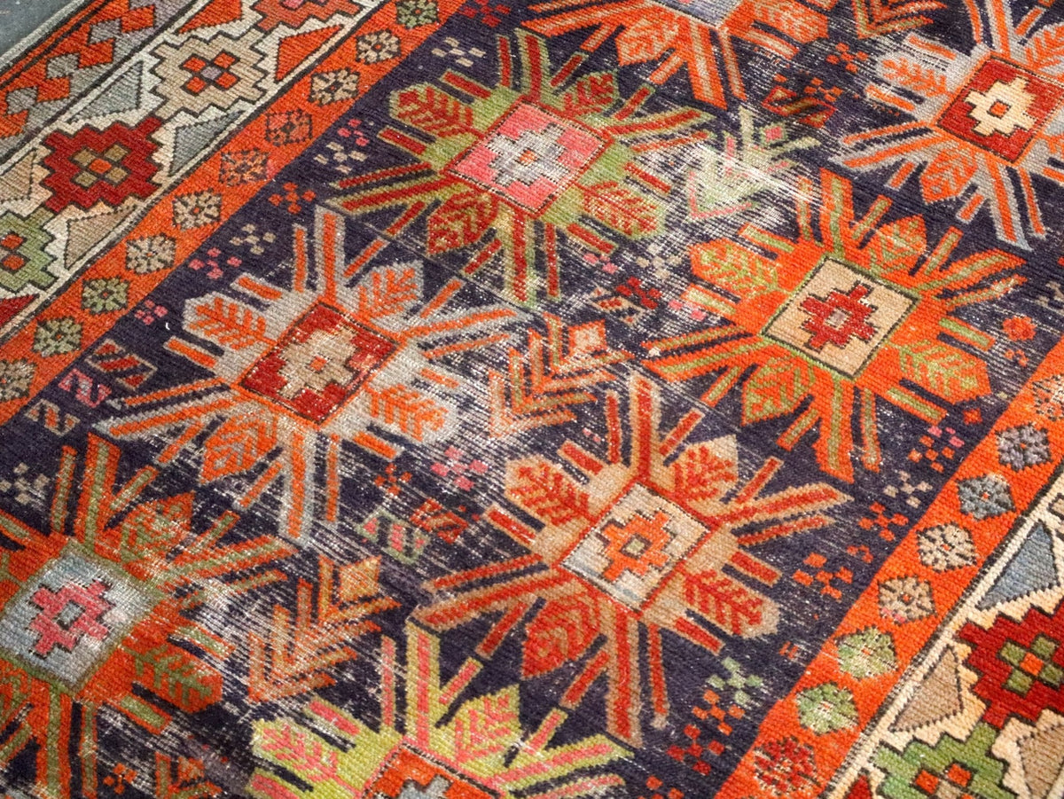 Tapis de couloir ancien caucasien Kazak — Rosaces soleil couleur potiron | 3'11" × 8'10"