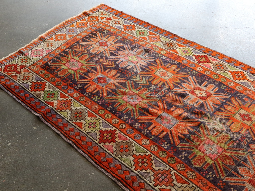 Tapis de couloir ancien caucasien Kazak — Rosaces soleil couleur potiron | 3'11" × 8'10"