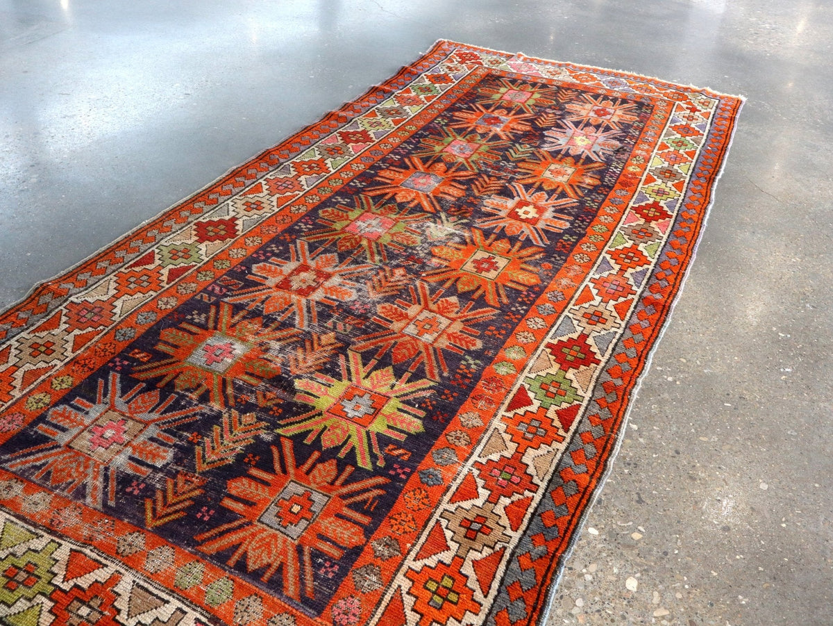 Tapis de couloir ancien caucasien Kazak — Rosaces soleil couleur potiron | 3'11" × 8'10"