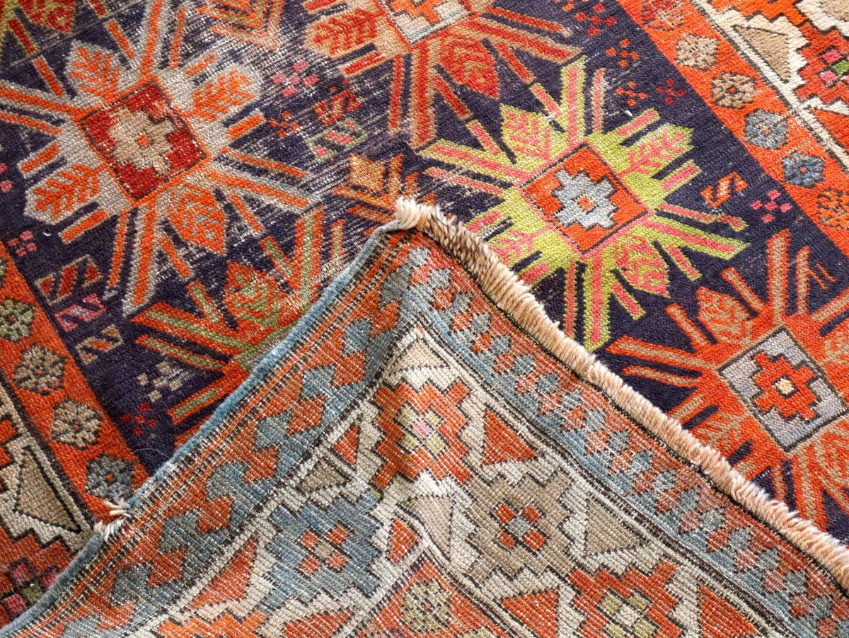 Tapis de couloir ancien caucasien Kazak — Rosaces soleil couleur potiron | 3'11" × 8'10"