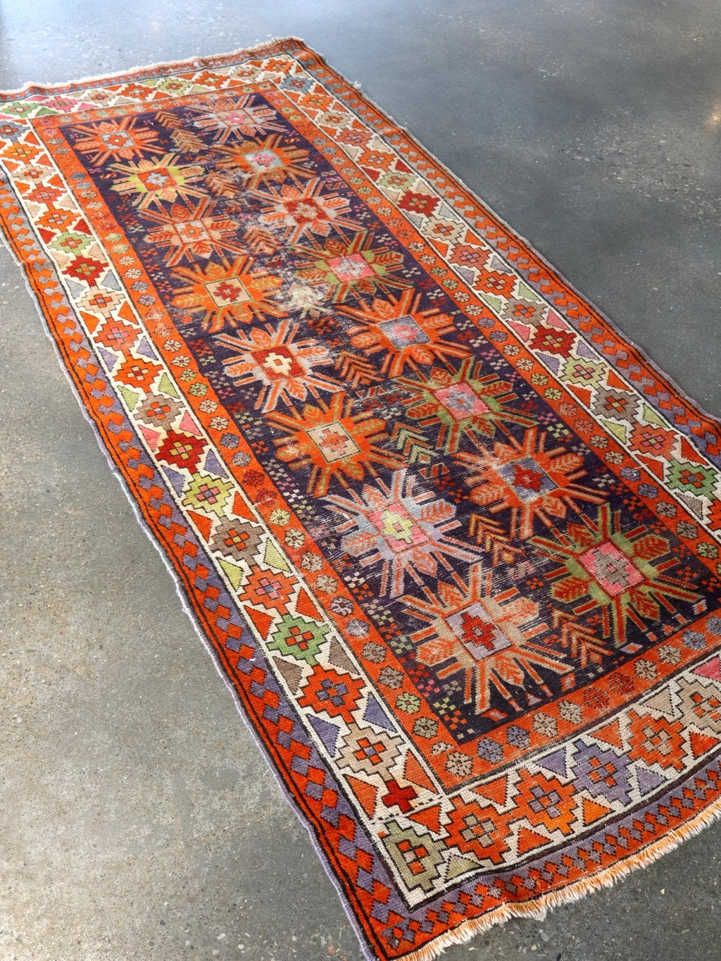 Tapis de couloir ancien caucasien Kazak — Rosaces soleil couleur potiron | 3'11" × 8'10"