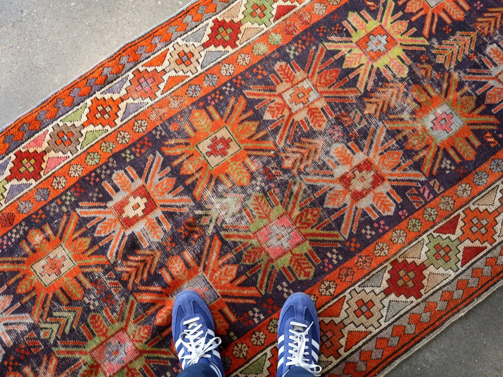 Tapis de couloir ancien caucasien Kazak — Rosaces soleil couleur potiron | 3'11" × 8'10"