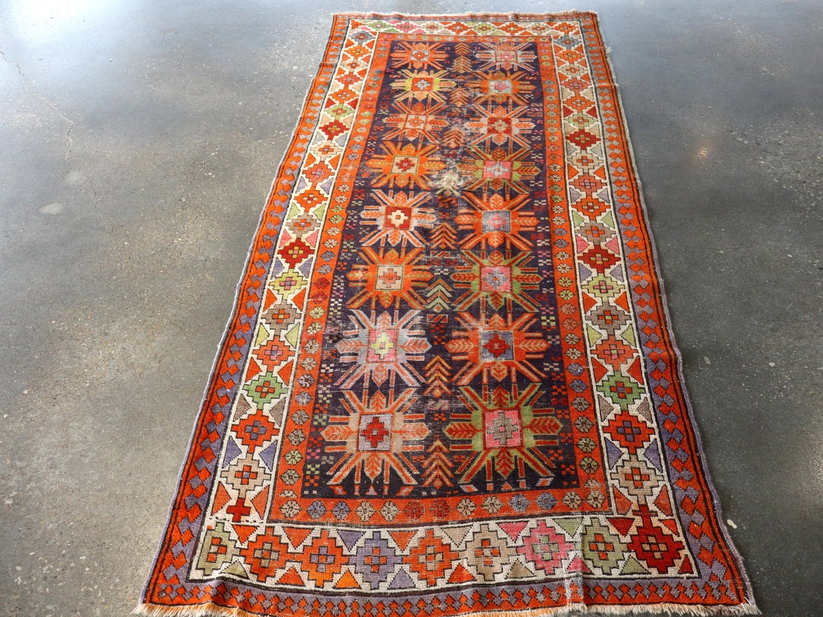 Tapis de couloir ancien caucasien Kazak — Rosaces soleil couleur potiron | 3'11" × 8'10"