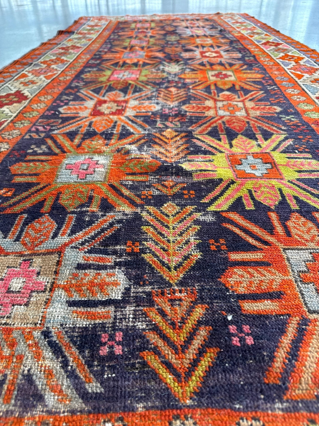 Tapis de couloir ancien caucasien Kazak — Rosaces soleil couleur potiron | 3'11" × 8'10"