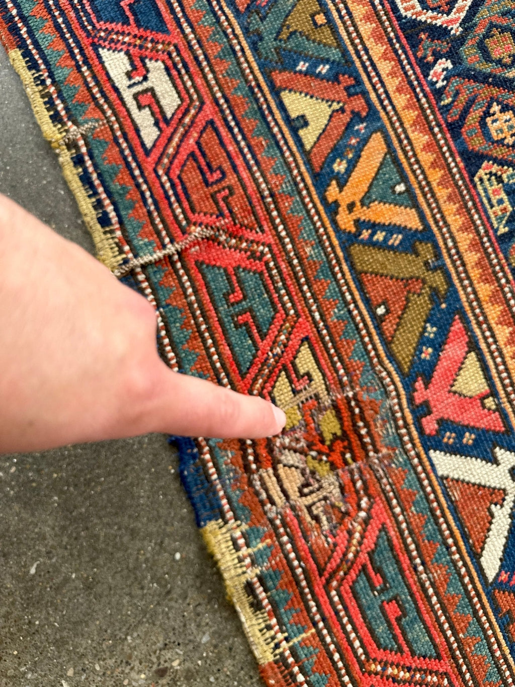 Antiker kaukasischer Kazak-Läufer — Juwelton-Boteh auf Indigo | 4'4" × 13'9"