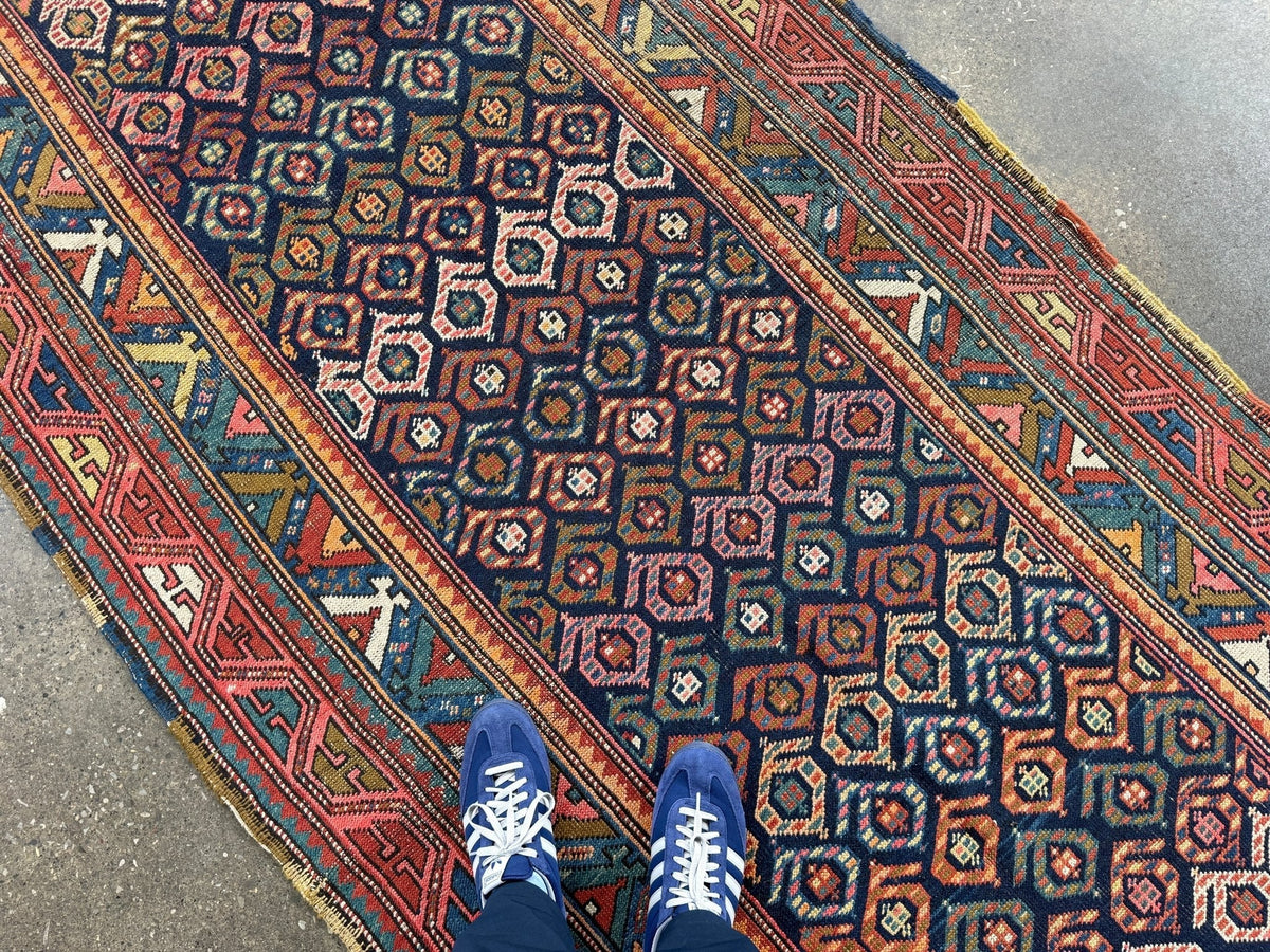 Antiker kaukasischer Kazak-Läufer — Juwelton-Boteh auf Indigo | 4'4" × 13'9"