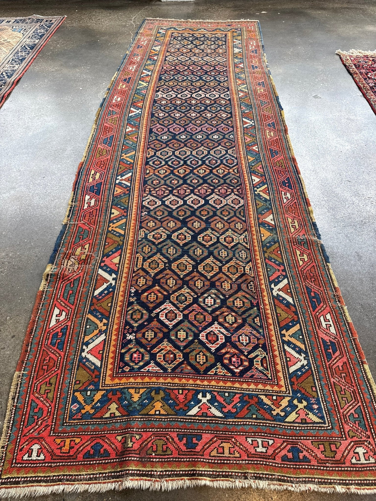 Antiker kaukasischer Kazak-Läufer — Juwelton-Boteh auf Indigo | 4'4" × 13'9"