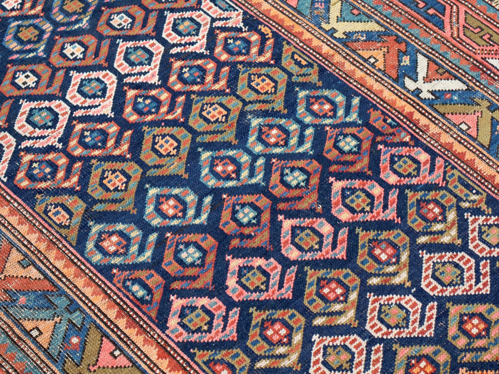 Antiker kaukasischer Kazak-Läufer — Juwelton-Boteh auf Indigo | 4'4" × 13'9"