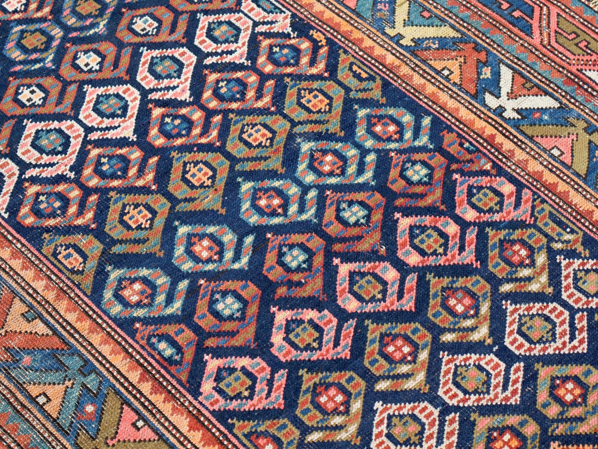 Antiker kaukasischer Kazak-Läufer — Juwelton-Boteh auf Indigo | 4'4" × 13'9"