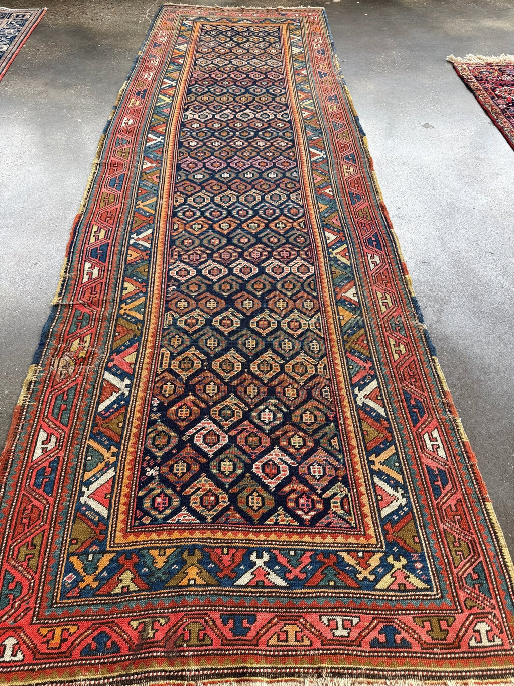 Antiker kaukasischer Kazak-Läufer — Juwelton-Boteh auf Indigo | 4'4" × 13'9"