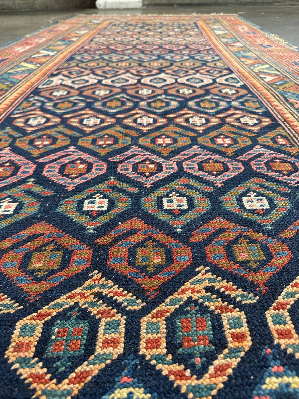 Antiker kaukasischer Kazak-Läufer — Juwelton-Boteh auf Indigo | 4'4" × 13'9"