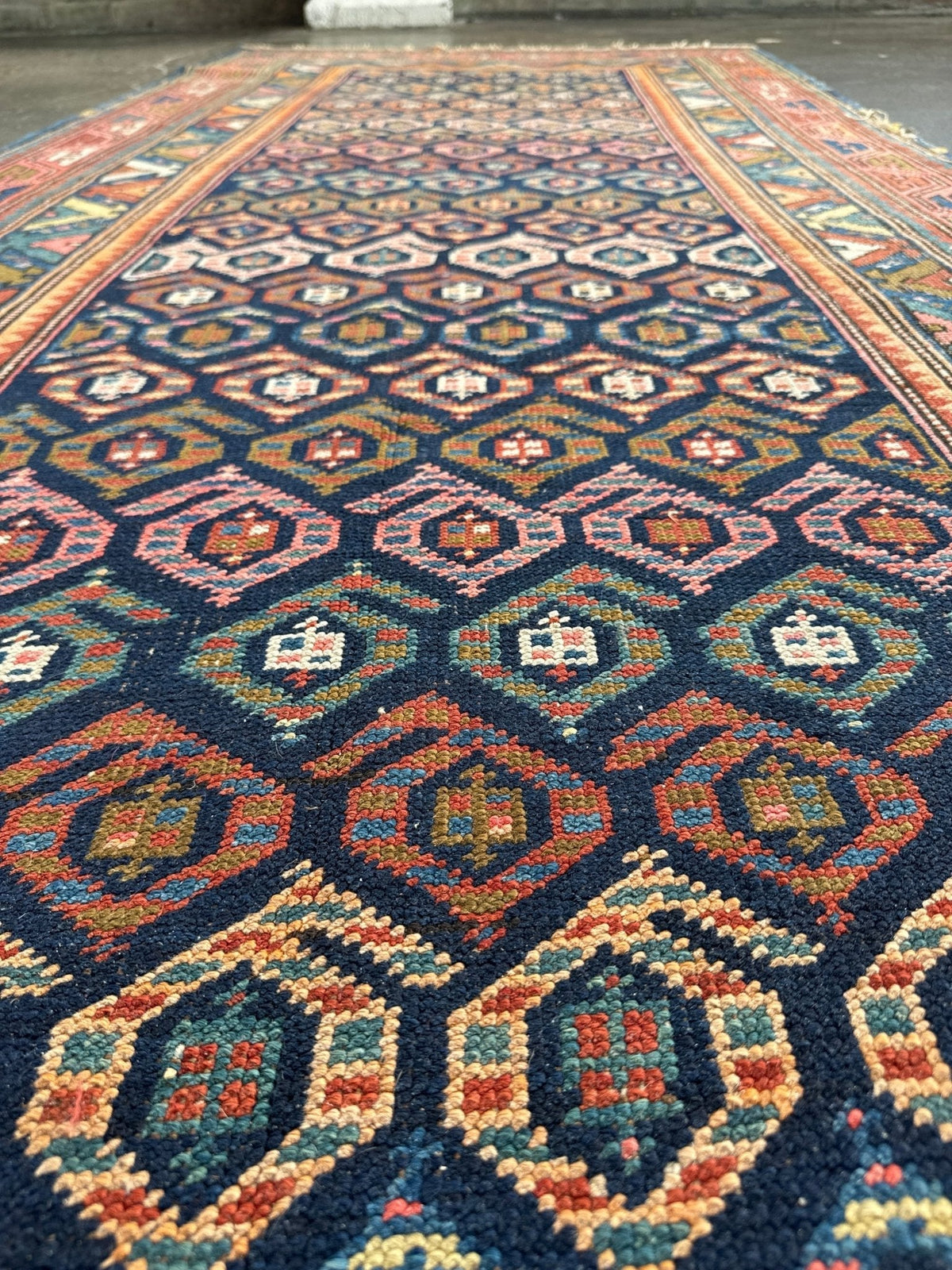 Antiker kaukasischer Kazak-Läufer — Juwelton-Boteh auf Indigo | 4'4" × 13'9"