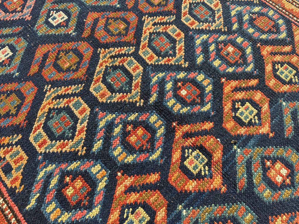 Antiker kaukasischer Kazak-Läufer — Juwelton-Boteh auf Indigo | 4'4" × 13'9"