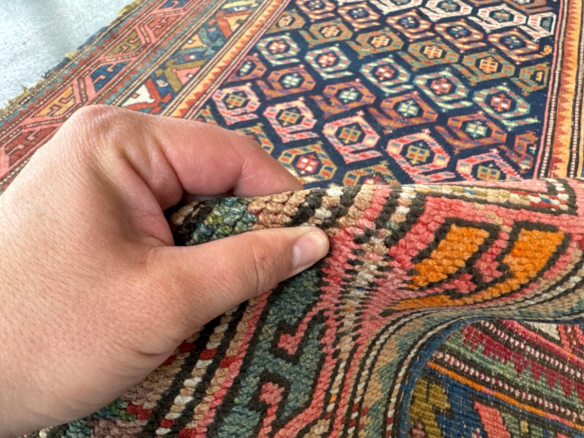 Antiker kaukasischer Kazak-Läufer — Juwelton-Boteh auf Indigo | 4'4" × 13'9"