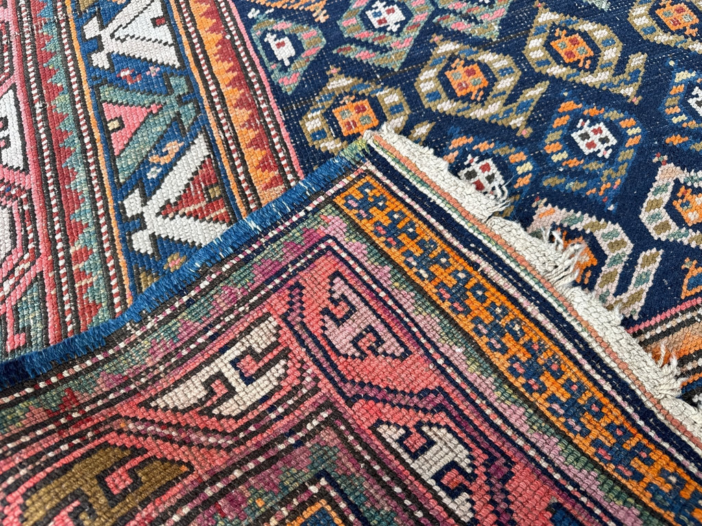 Antiker kaukasischer Kazak-Läufer — Juwelton-Boteh auf Indigo | 4'4" × 13'9"