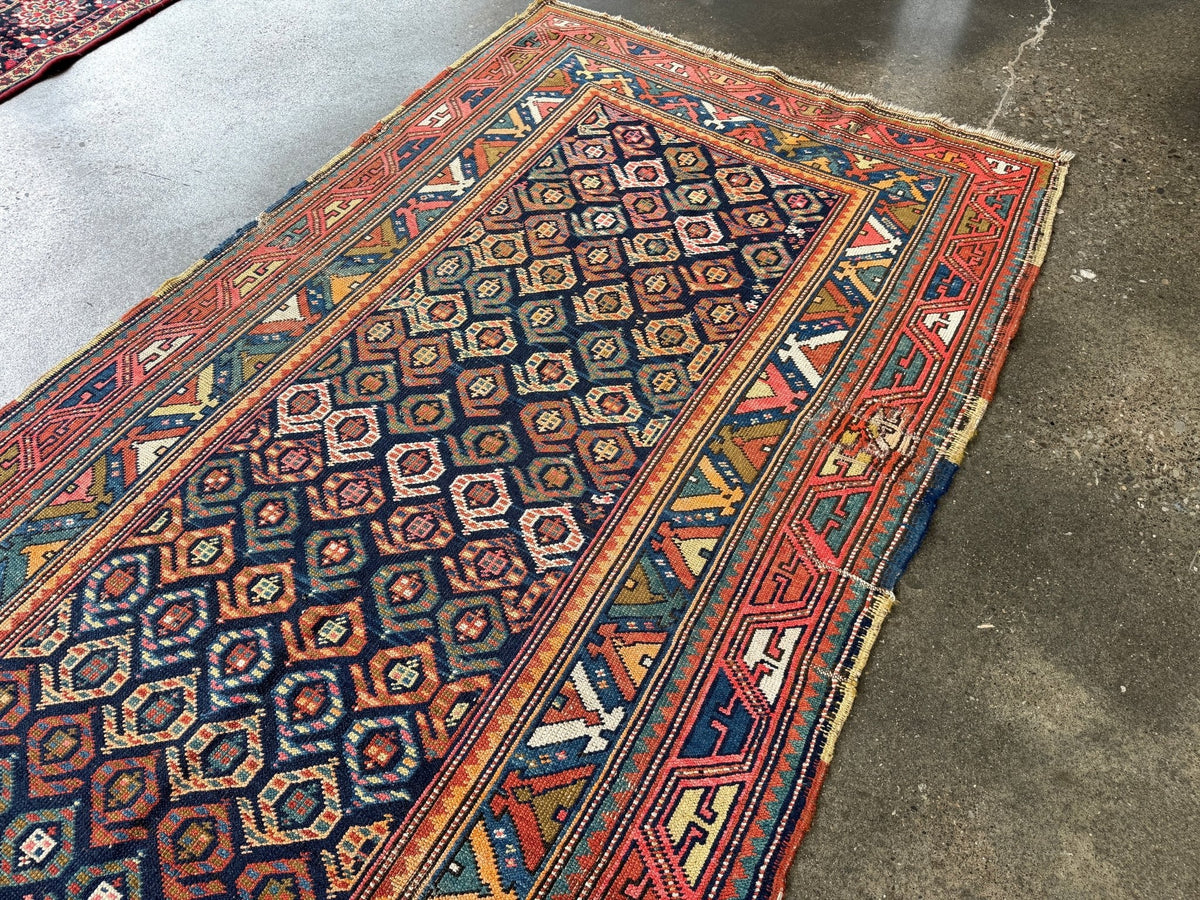 Antiker kaukasischer Kazak-Läufer — Juwelton-Boteh auf Indigo | 4'4" × 13'9"