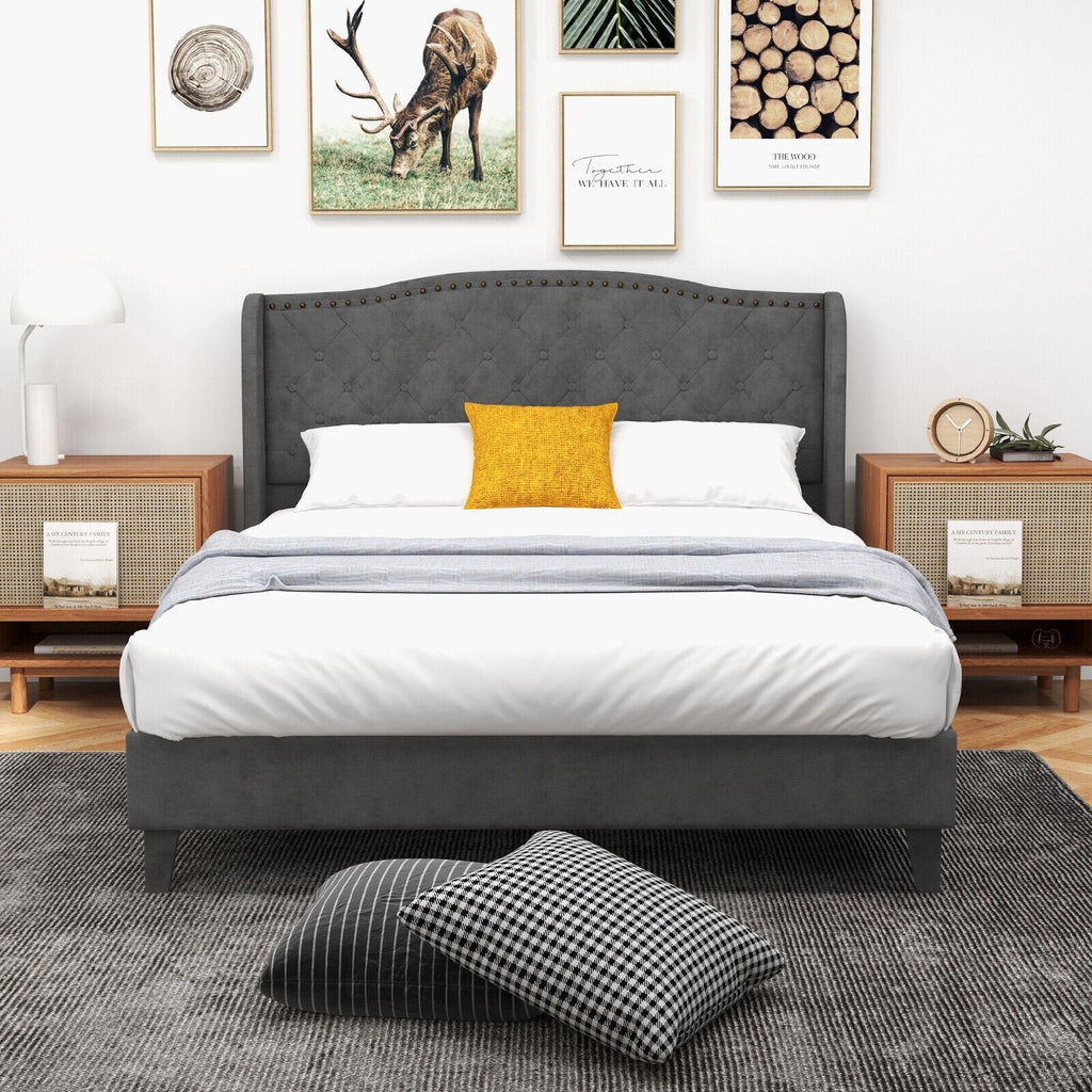 Gepolstertes Full-Size-Plattformbett mit geknöpftem Flügelkopfteil und 12 Holzlatten