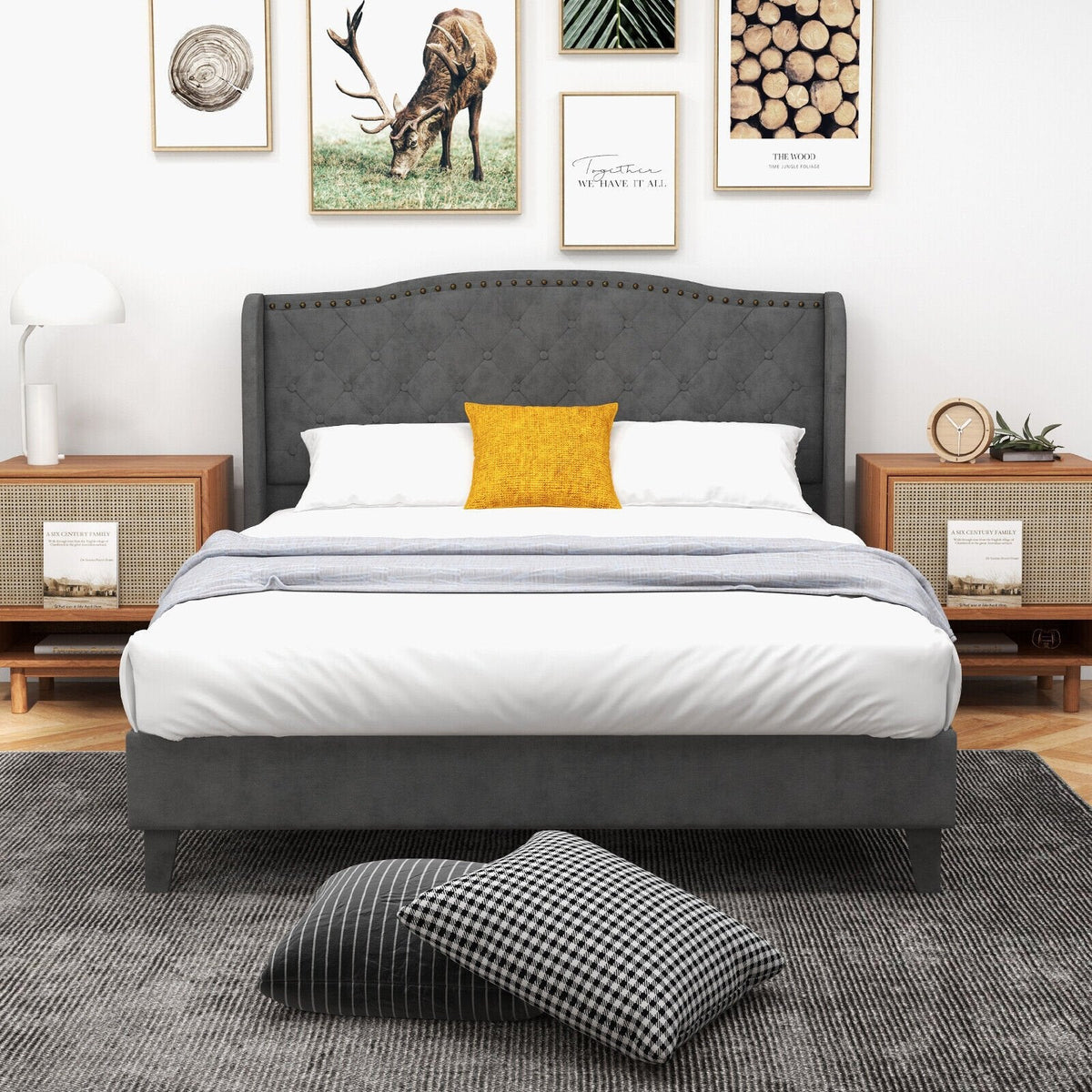 Gepolstertes Full-Size-Plattformbett mit geknöpftem Flügelkopfteil und 12 Holzlatten