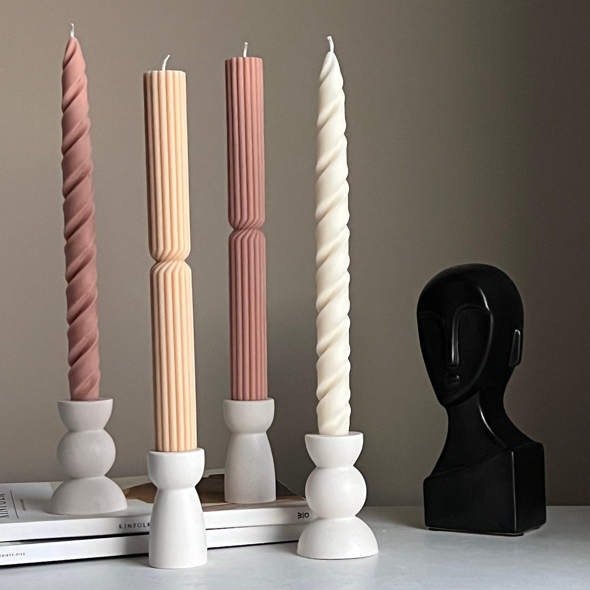 Vela cónica de cera de soja alta y retorcida: decoración artesanal en tonos pastel