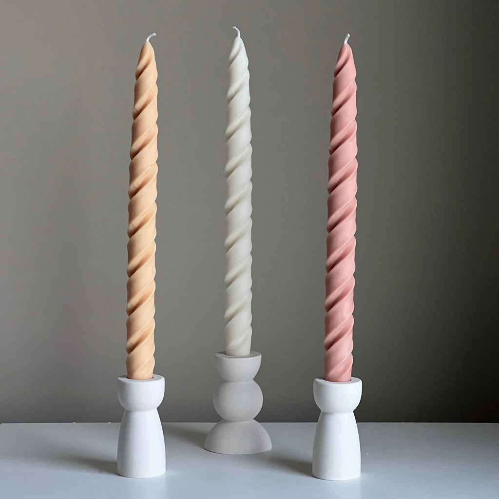 Vela cónica de cera de soja alta y retorcida: decoración artesanal en tonos pastel